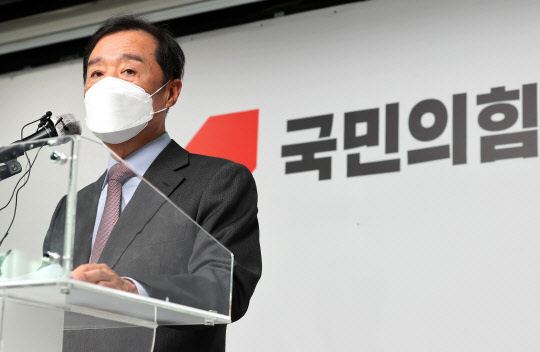 김병준 국민의힘 대선 상임선거대책위원장이 26일 오전 서울 여의도 당사에서 기자간담회를 열고 취재진의 질문에 답하고 있다.국회사진기자단·연합뉴스